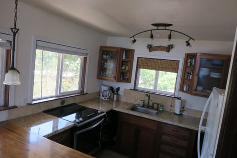 Full kitchen
