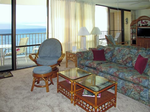 Direct Oceanfront Living Room of Condo 1009