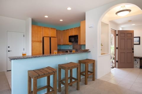 Full kitchen with breakfast bar