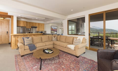 137 Beaverhead 301 living5