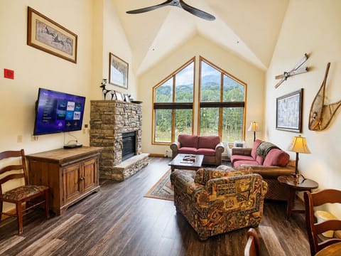 Sleeps 13 • Walk to River Run • 4BR / 4BA Penthouse