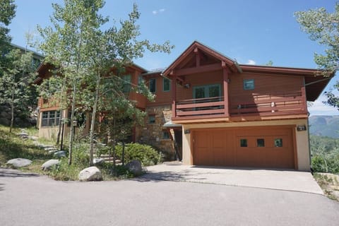 Newer Home on Cul De Sac with view of slopes