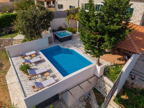 Private Pool / Hot tub, / Outdoor dining / BBQ