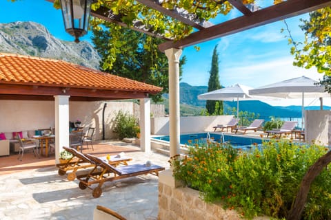 Private Pool / Hot tub, / Outdoor dining / BBQ