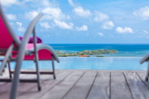 With the turquoise blue of the ocean as a backdrop, Villa Bois Lélé is the ideal setting to escape and spend a serene holiday.