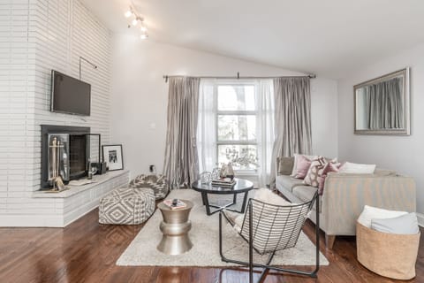 Large open living area with stylish deco!