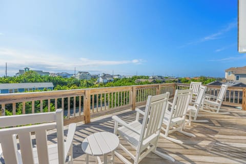 With an easy walk to the waves and unmatched ocean views, you'll find plenty of reasons to Surf It Up.