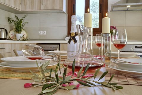 Lefkimmiatis Villa Elaia dining area