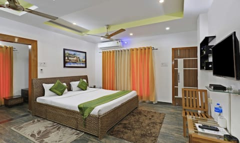 Deluxe Room | Desk, iron/ironing board, free WiFi, bed sheets