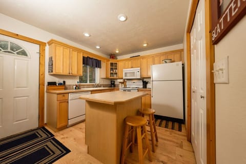 Use the fully equipped kitchen to put together a hearty meal for your crew, and let the dishwasher take care of cleanup.