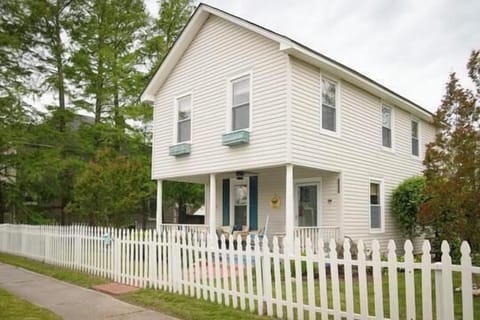 Charming Coastal Retreat with a spacious yard
