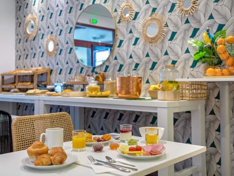 Daily buffet breakfast for a fee