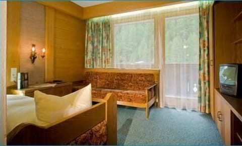 In-room safe, free cribs/infant beds, WiFi