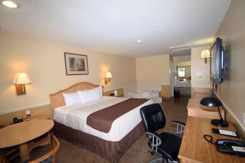 Standard Room, 1 King Bed, Non Smoking, Jetted Tub | Desk, iron/ironing board, WiFi (free), alarm clocks