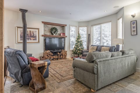 Beautiful Bright Living Room 