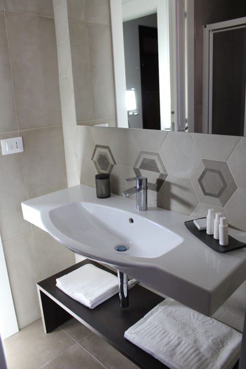 Quadruple Room | Bathroom | Shower, free toiletries, hair dryer, slippers