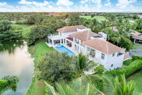 Cocotal Mansion - Lake View Villa with 8 bedrooms, pool, Jacuzzi, chef, butler, and housekeeper