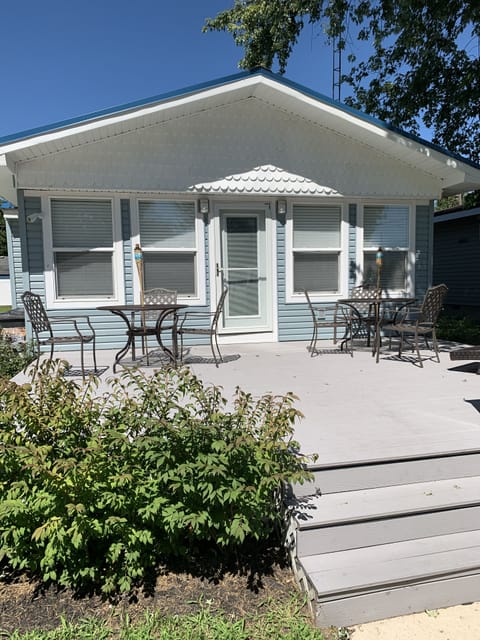 Welcome to Seashell. Plenty of seating on the deck to enjoy & right by the lake!