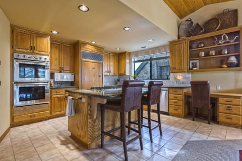 Kitchen w/bar seating