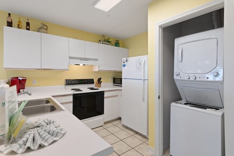 Washer, dryer, and a full kitchen setup make longer stays more comfortable and convenient.