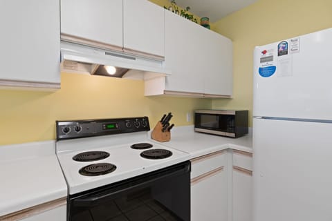 From morning coffee to full family dinners — enjoy the ease of home-style cooking while on vacation.