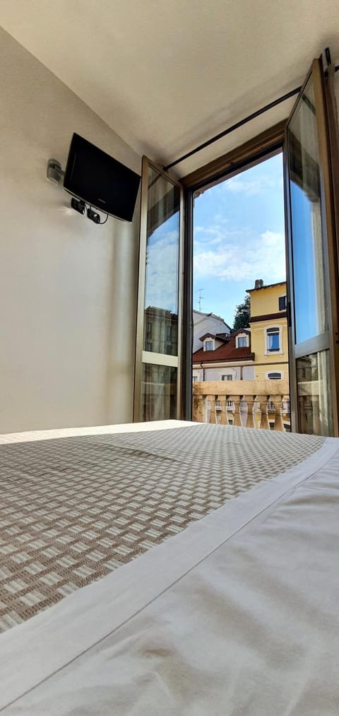 Desk, blackout drapes, free WiFi, bed sheets