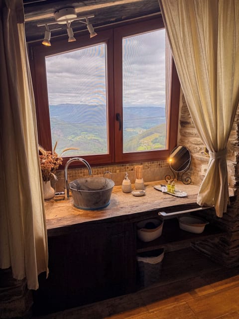 Suite, Valley View (El Cabozo) | Bathroom | Shower, hair dryer, towels