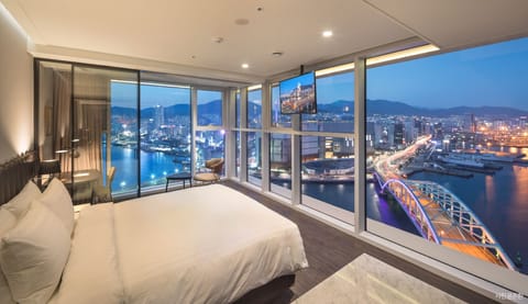 Premium bedding, in-room safe, desk, laptop workspace