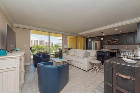 Spacious living area and open kitchen. Great for relaxing and entertaining