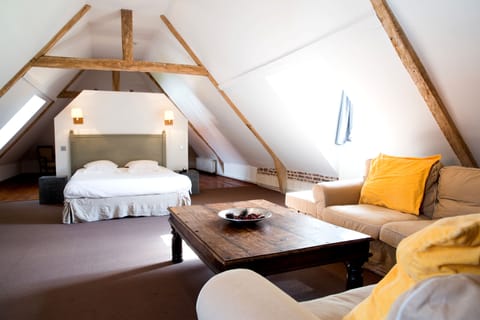 Suite, 1 Double Bed, Non Smoking | Free WiFi, bed sheets