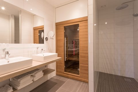 Wellness Suite | Bathroom | Shower, free toiletries, towels