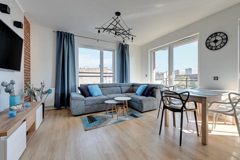 Superior Apartment, 2 Bedrooms, Balcony (Dluga Grobla 10/84) | Living room | Smart TV, Netflix