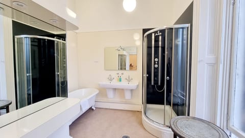 4 poster Suite | Bathroom | Hair dryer, towels