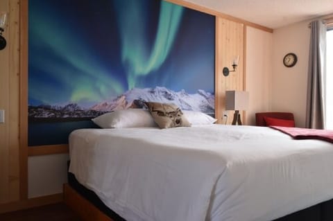 Three Sisters King Supreme (No Pets/No Ac) | WiFi (free), bed sheets