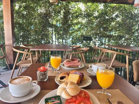 Daily buffet breakfast for a fee