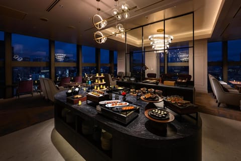 2 bars/lounges