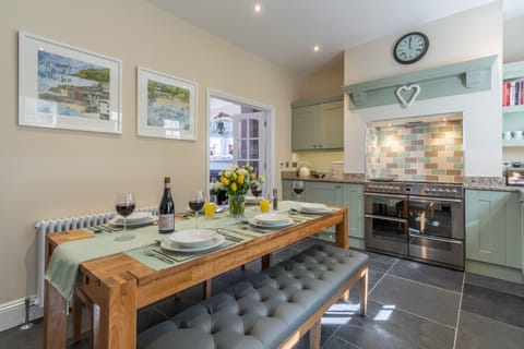 Ground floor: Comfortable cushioned bench seating at the dining table