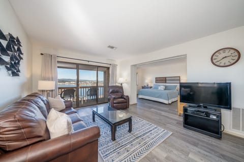 Welcome to your 3rd floor condo with a fabulous view of Lake Hamilton!