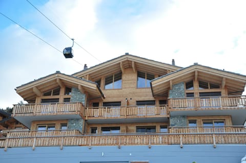 Next to the ski piste and the gondola