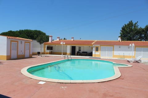 piscina com dimensões consideráveis para uma moradia
esposta ao sol 
