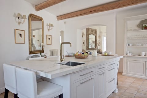 With two ovens and lots of prep space, this is a cook's paradise!