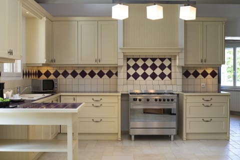 Villa Clémence 4 chambres, piscine chauffée et jardin | Private kitchen | Espresso maker, coffee/tea maker, electric kettle