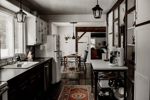 Open plan kitchen. Photo by @ laurapinckard