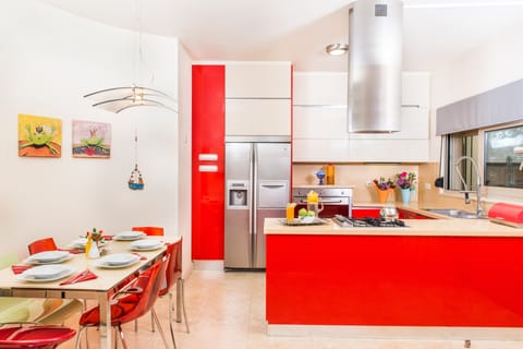 Villa Mariposa - Colorful fully equipped kitchen area.
