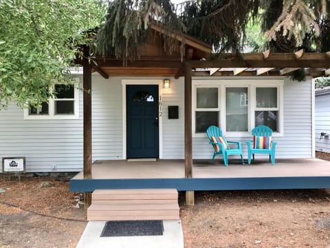 The Cascade Cottage is just a couple blocks to the river AND downtown Bend!