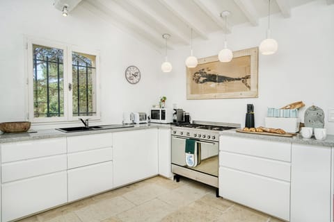 New kitchen with SMEG oven and American fridge. Well equipped for entertaining.
