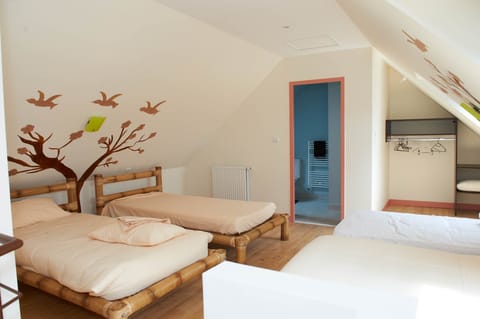 chambre spacieuse et salle d'eau