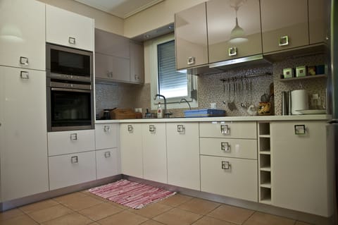 Full-size fridge, microwave, oven, stovetop