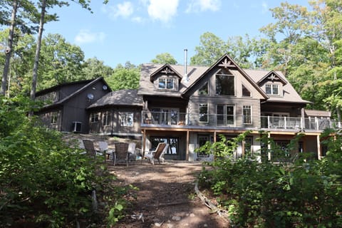 Gorgeous lakefront log home on 90 acres. Great views of Haliburton Lake