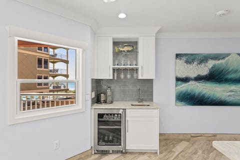 Wet Bar w/Beverage Center